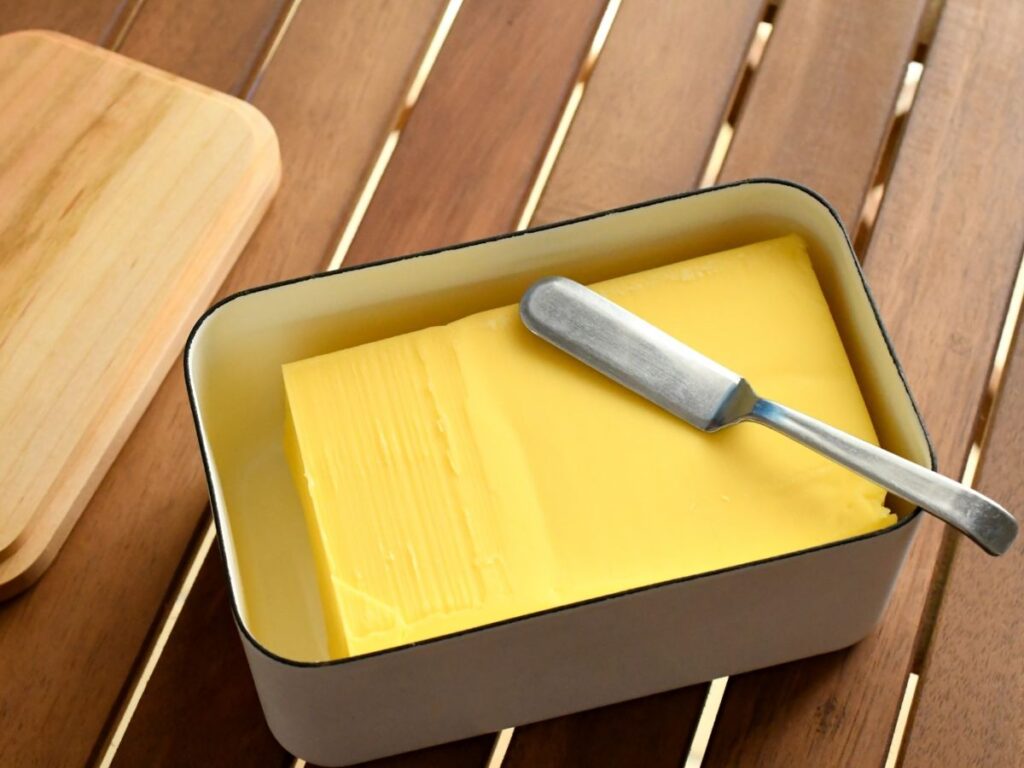 容器に入ったバターとバターナイフ