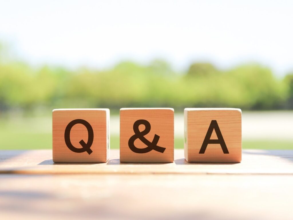 Q＆Aと書かれた積み木が並んでいる写真