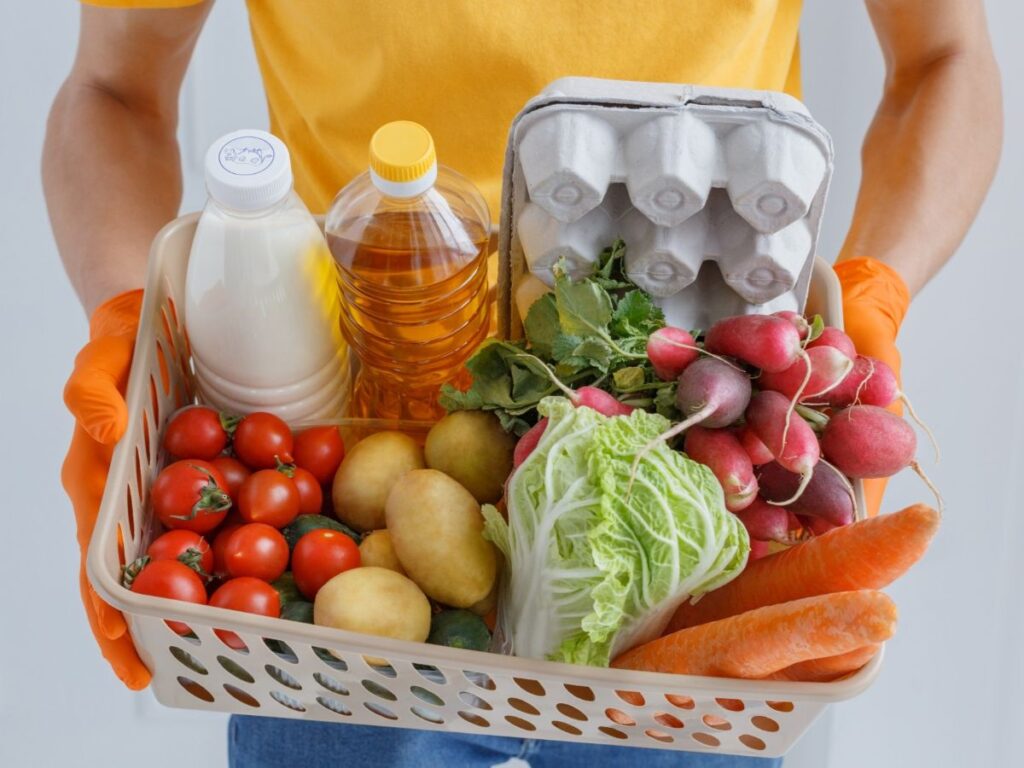 プラスチック製の箱に野菜や卵 調味料や牛乳が入っている写真