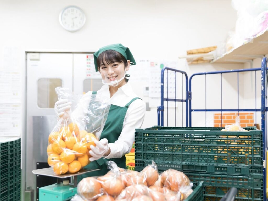 スーパーのバックヤードで働く女性の写真