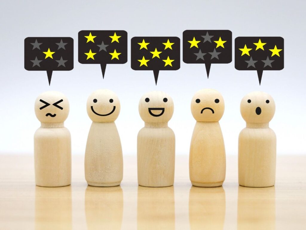 木製の5体の人形が吹き出しで星の数を言っている