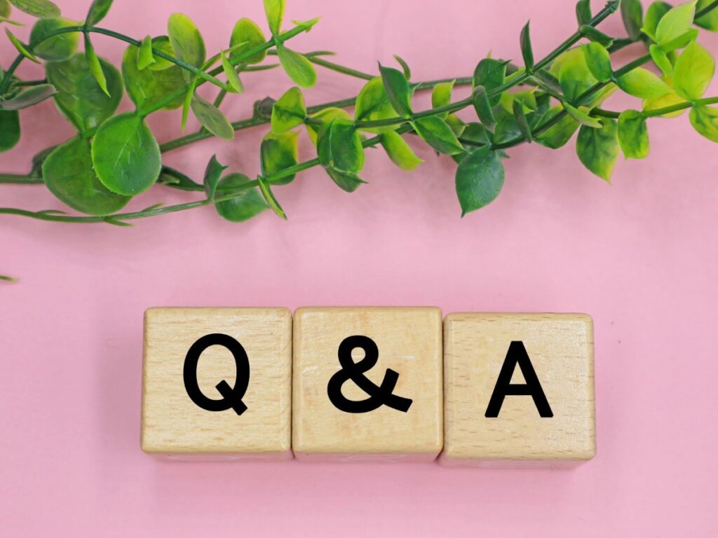 キューアンドエーと書かれた積み木の写真