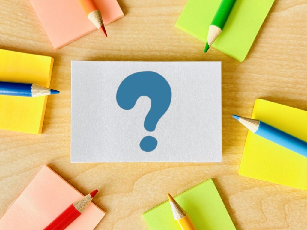 はてなマークと色鉛筆の写真