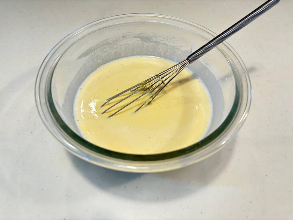 卵、はちみつ、米粉、牛乳を加え生地を作る