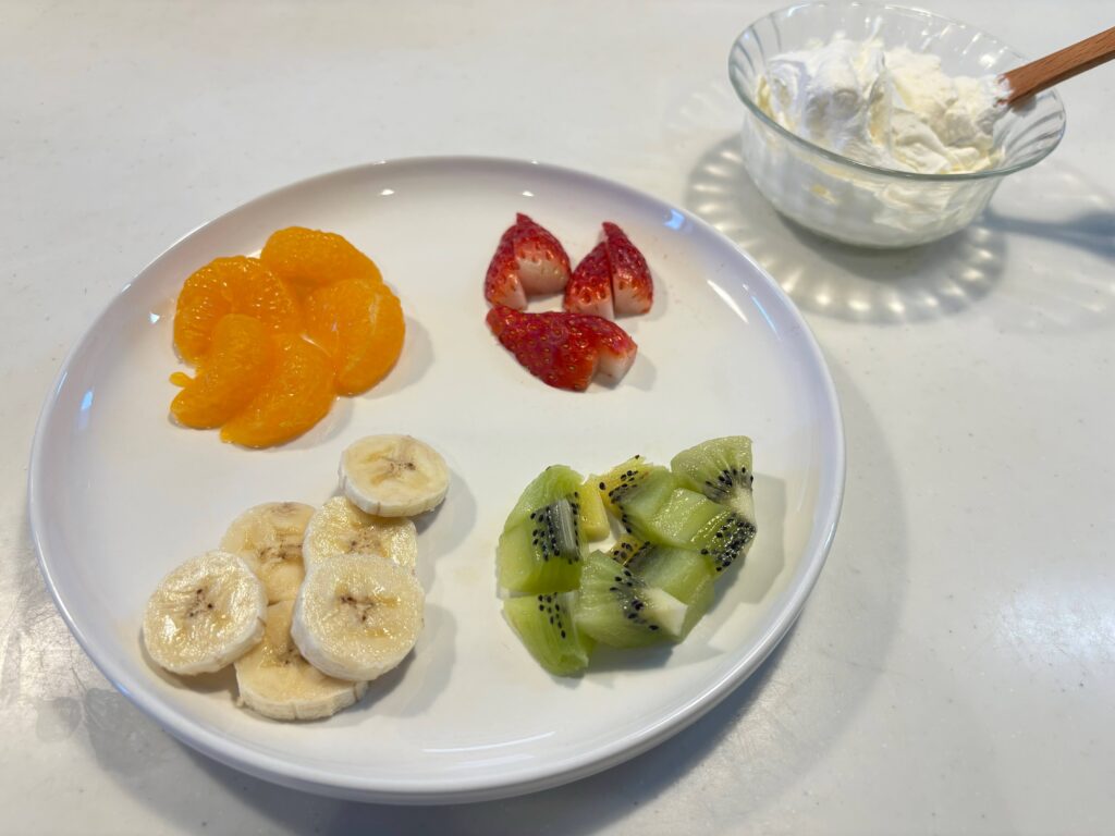 フルーツを食べやすい大きさいにカット