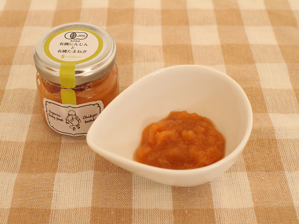 器に入った離乳食と瓶詰めの離乳食が並んでいる写真