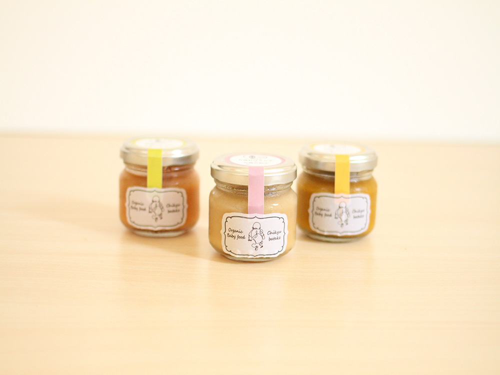 瓶詰めの離乳食が3つ並んだ写真