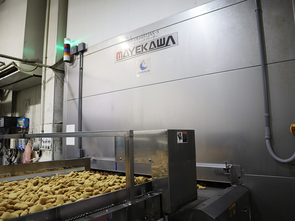 揚げたチキンナゲットがフリーザーの方へ流れていく写真