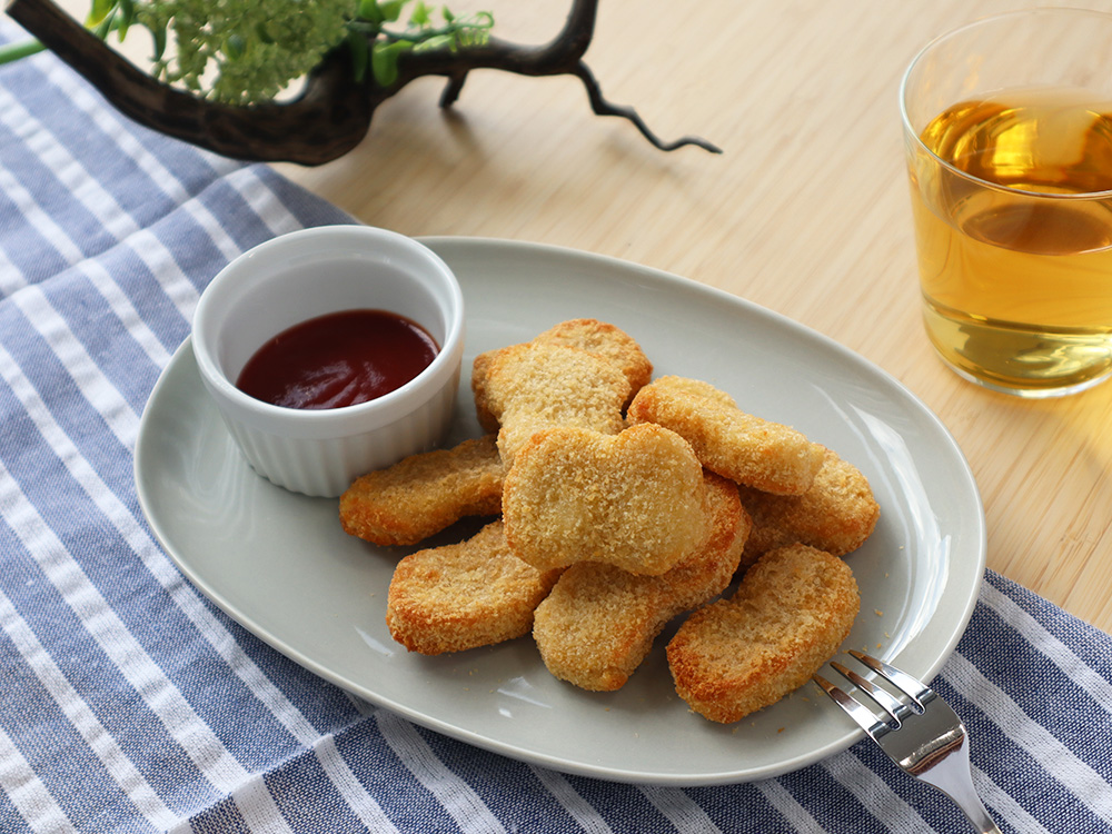 皿の上に秋川のチキンナゲットとディップ用のケチャップが添えてある写真