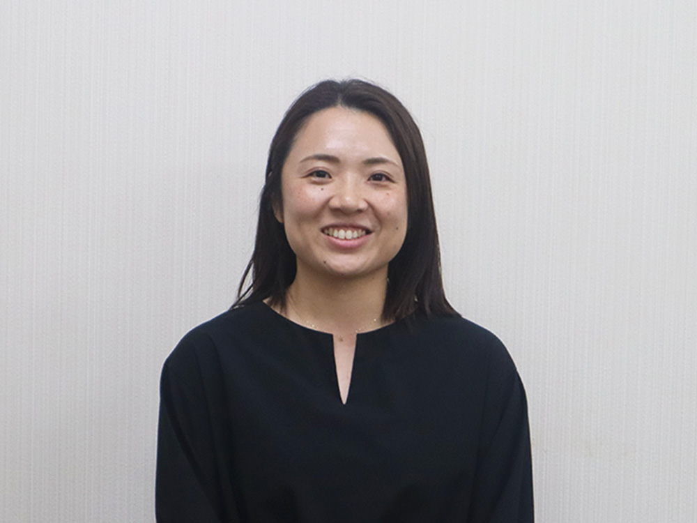 マーケティング担当 三浦さん(黒い服を着た女性)の写真