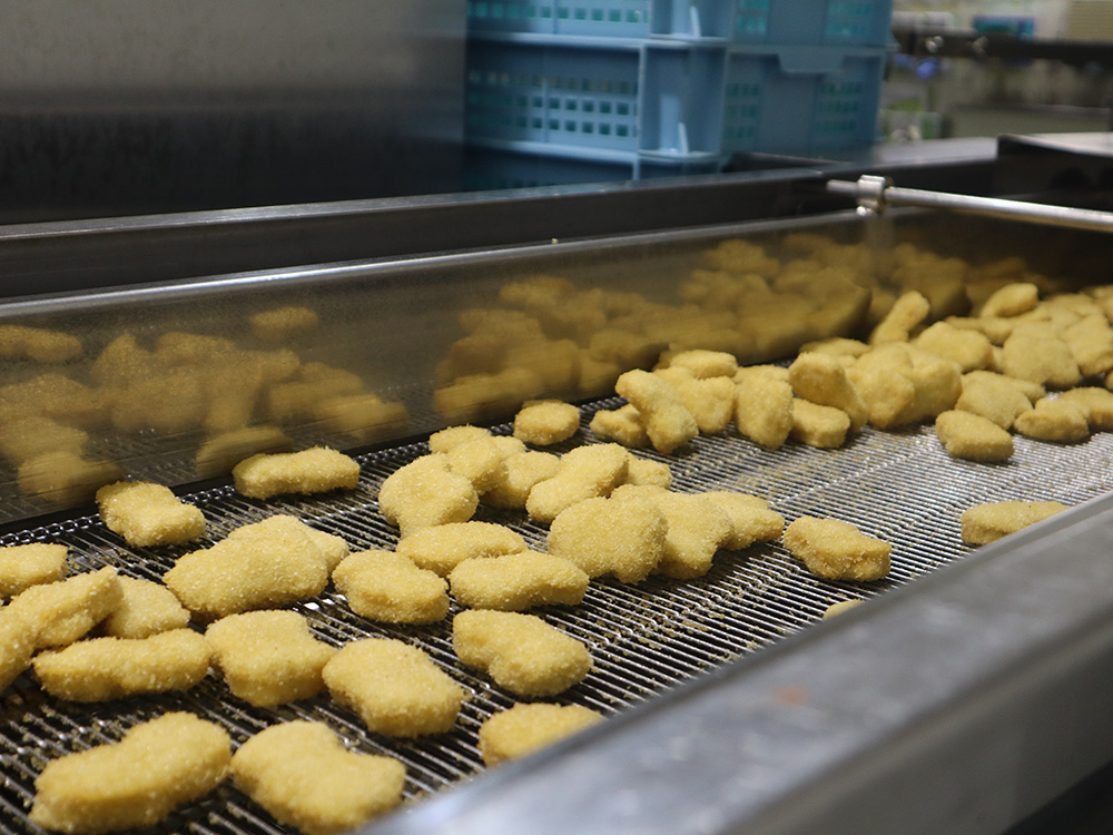 油で揚げて、黄色っぽくなったチキンナゲットの写真