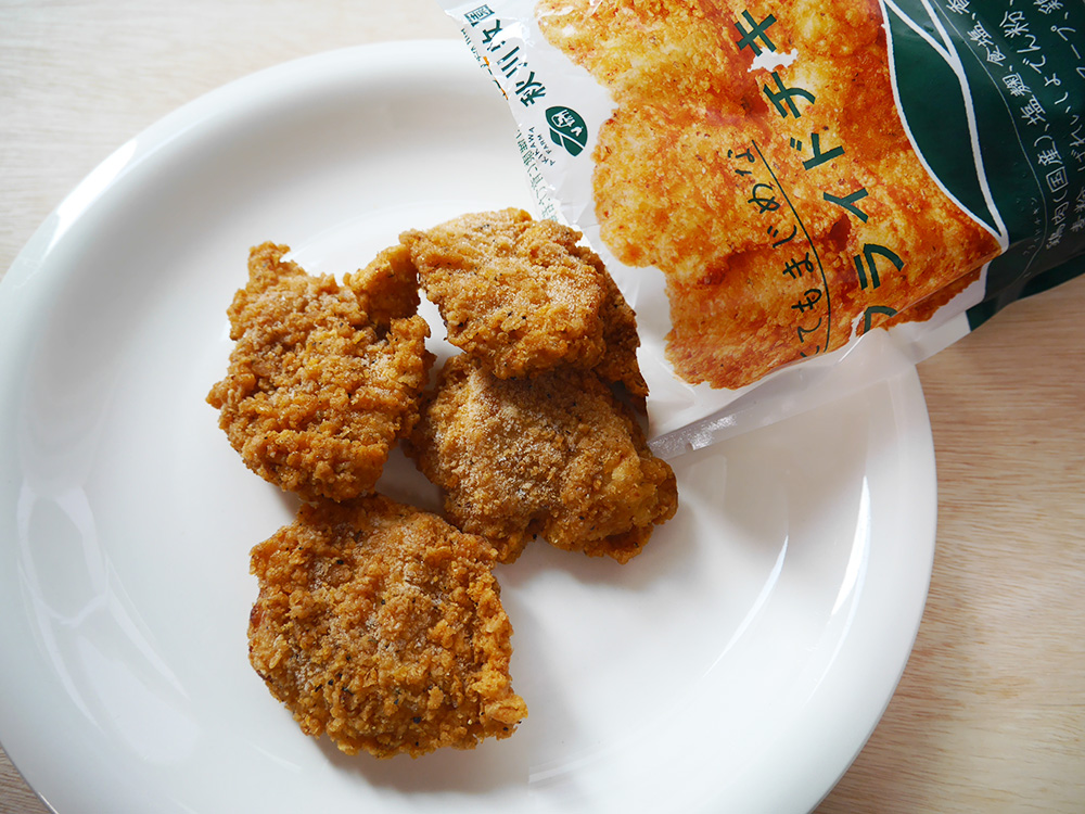 秋川のフライドチキンを白い皿にこぼしている写真