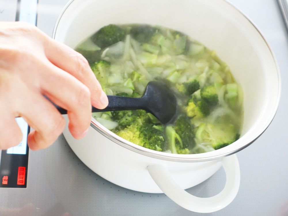 煮詰めたブロッコリーをつぶしている様子