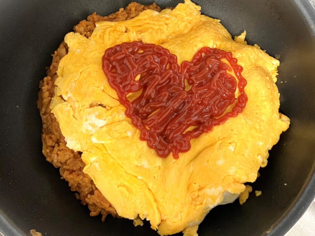 ケチャップでハートが描かれた男性職員Oさん手作りのオムライス