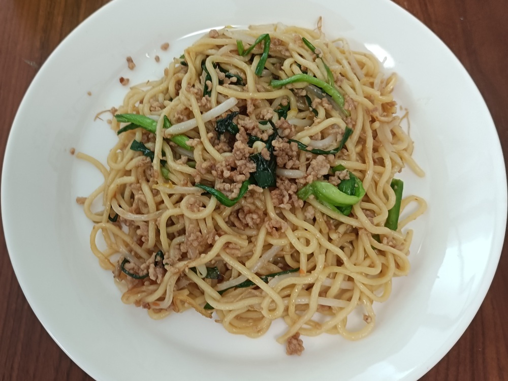 男性職員Mさん手作りの台湾風焼きそばが皿に盛りつけられた写真