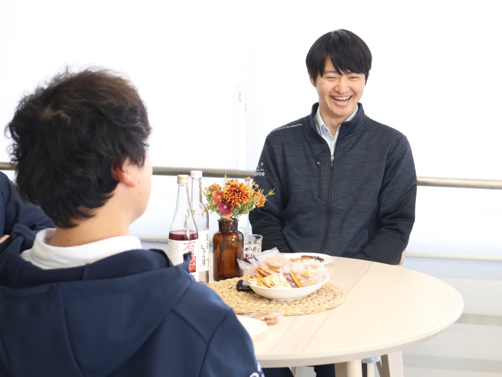 テーブルで談笑するシステム部Kさん