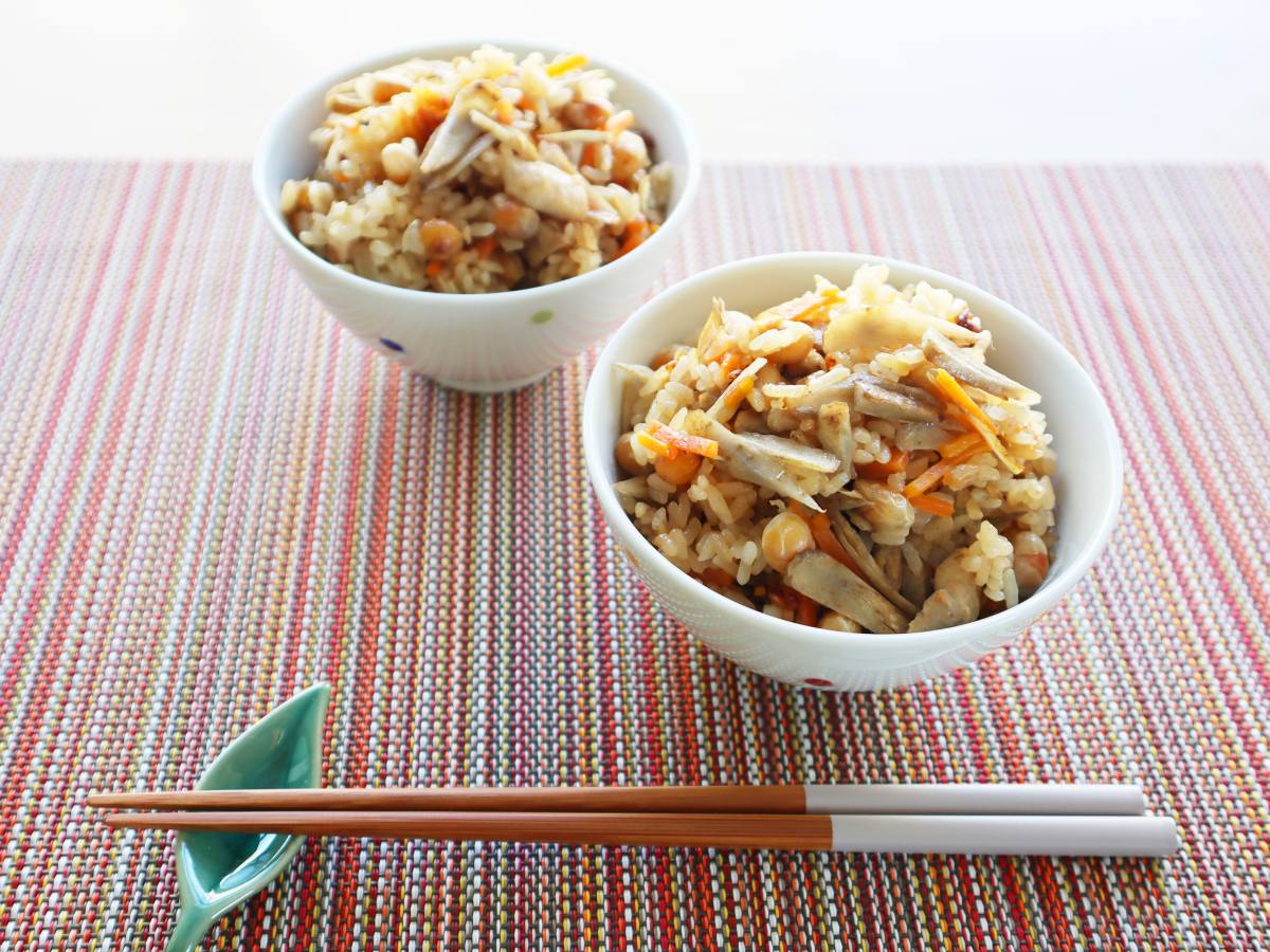 茶碗に盛り付けたごぼうと炒り大豆の炊き込みご飯の写真