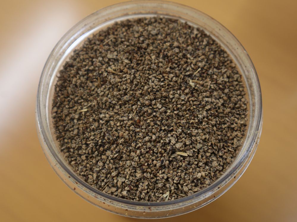 薬剤を使って搾油された後のなたね油かす