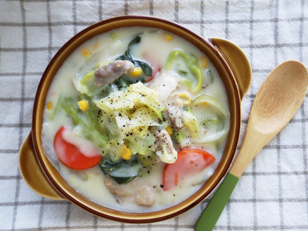 キャベツたっぷりのクリームシチューをお皿に盛った完成写真