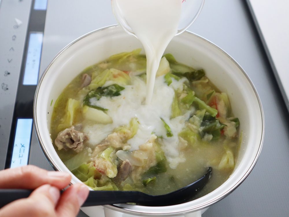 鍋に牛乳を注いでいるところ