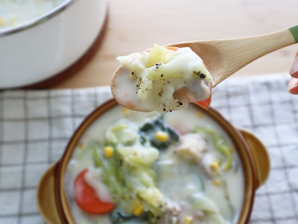 シチューをスプーンですくった写真