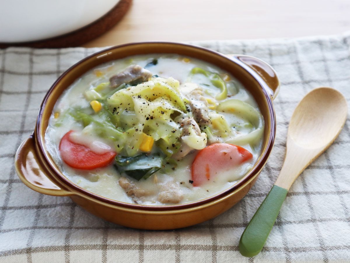 お皿に盛ったキャベツたっぷりのクリームシチュー