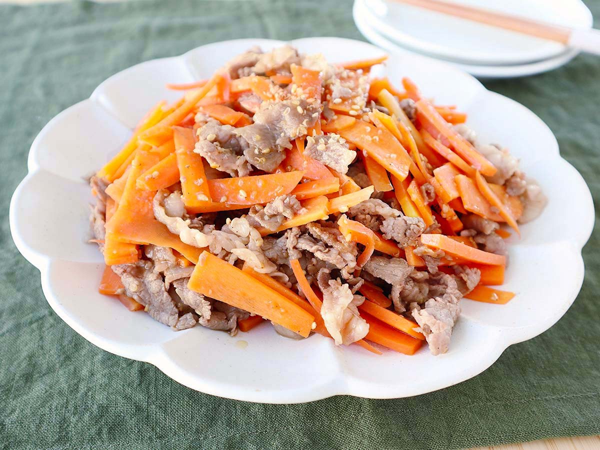 白い皿に盛りつけられた牛肉入りにんじんきんぴらの完成品