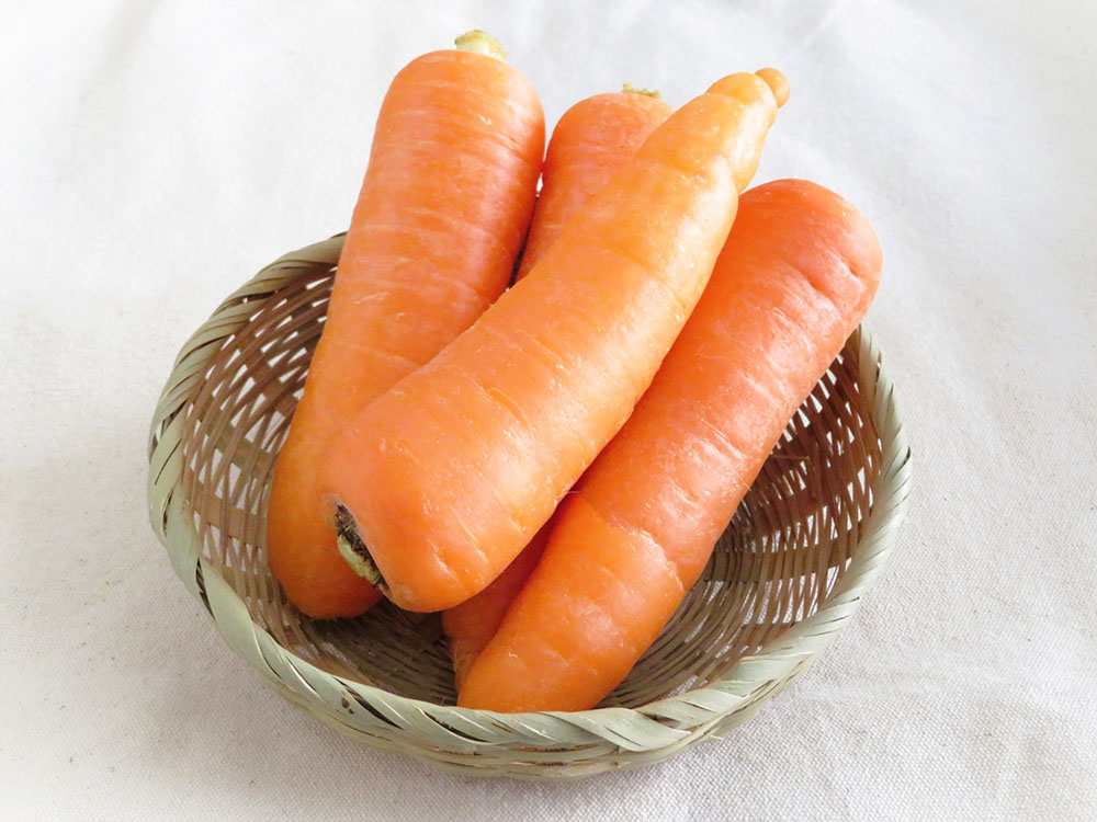 4本のにんじんの篭盛り写真
