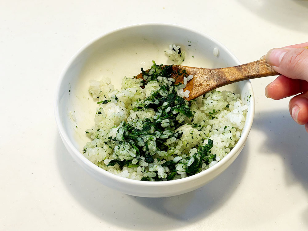 酢飯に刻んだ九州産ほうれん草を混ぜ合わせているシーン