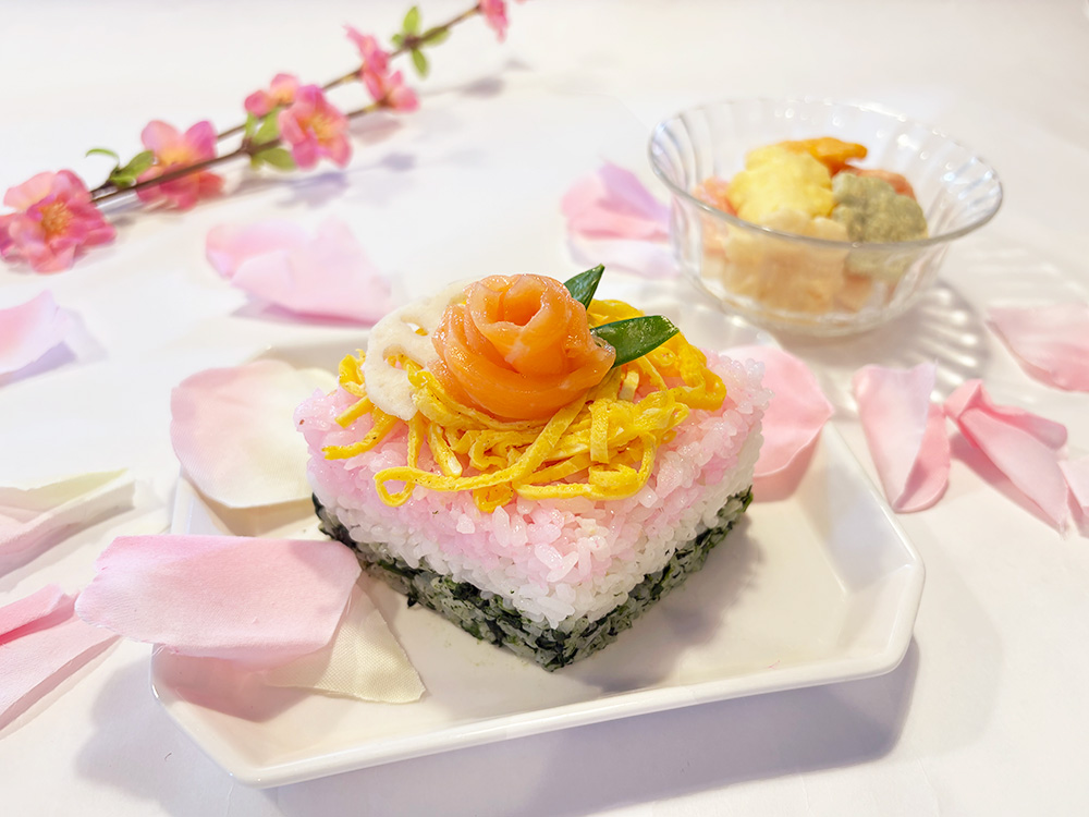 牛乳パックで成形された立方体の色鮮やかなちらし寿司