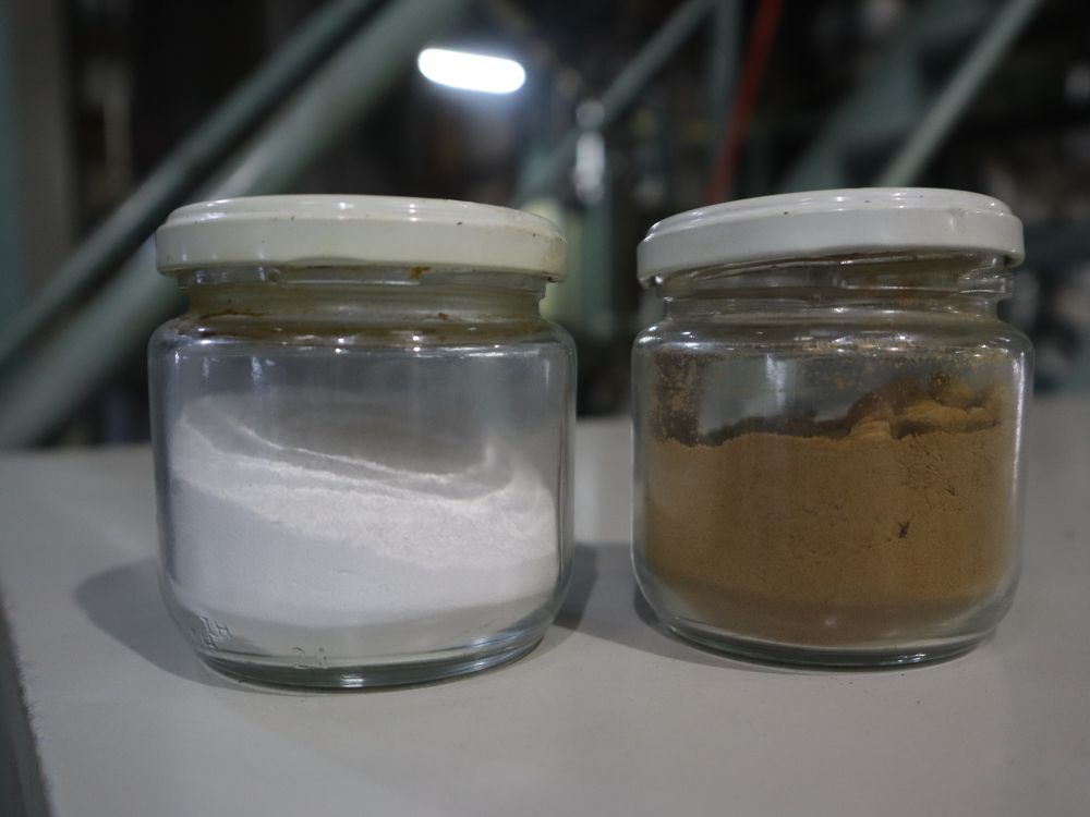 白土と、色を吸い取ったあとの茶色くなった土。