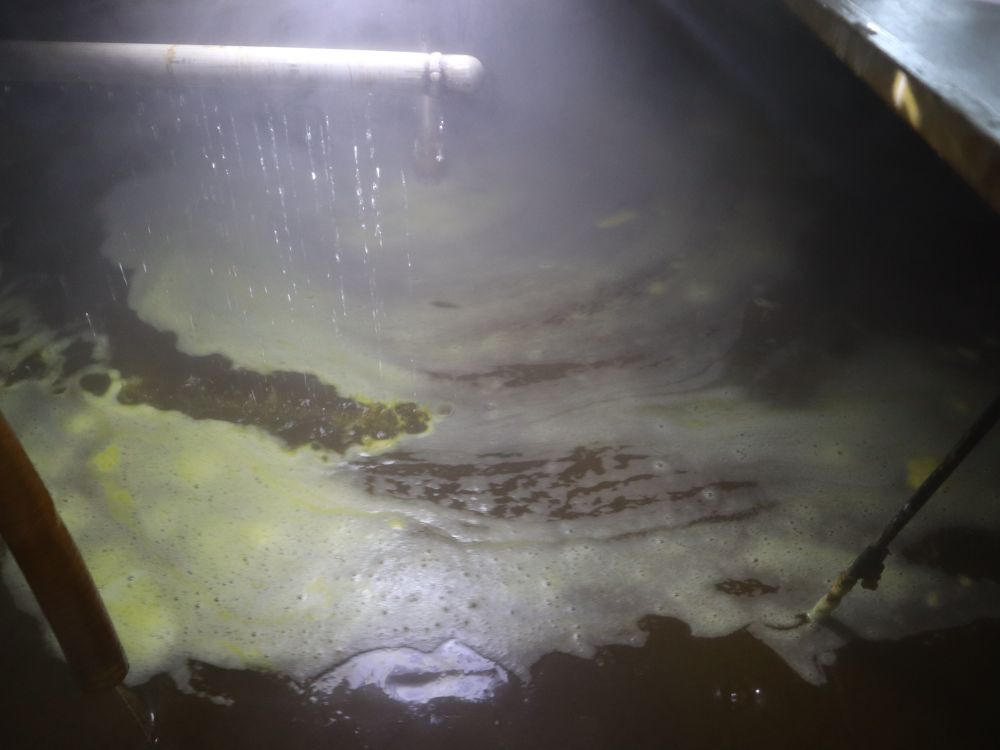 食酢とお湯で油を精製している様子