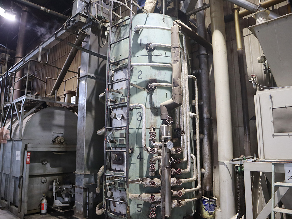 なたねを蒸すサイロの画像。見上げるほど大きい。