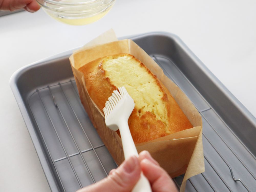 刷毛でケーキにシロップをぬっているところ