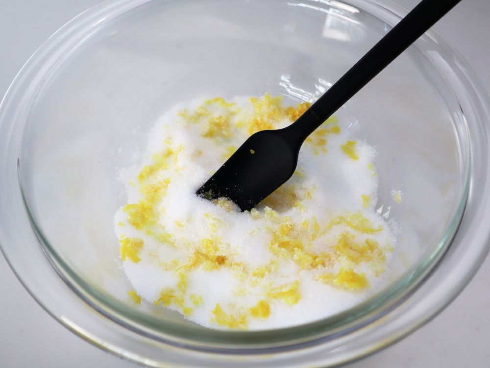 グラニュー糖にすりおろしたレモンの皮を入れて混ぜる工程の写真