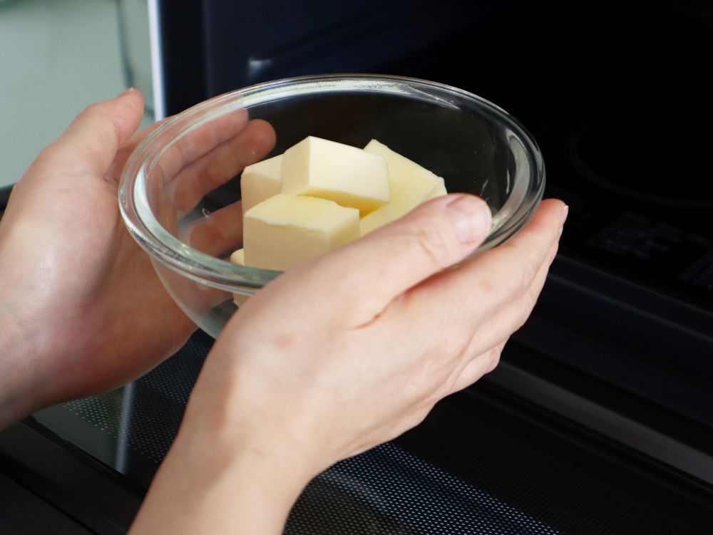 電子レンジにバターを入れるところの写真