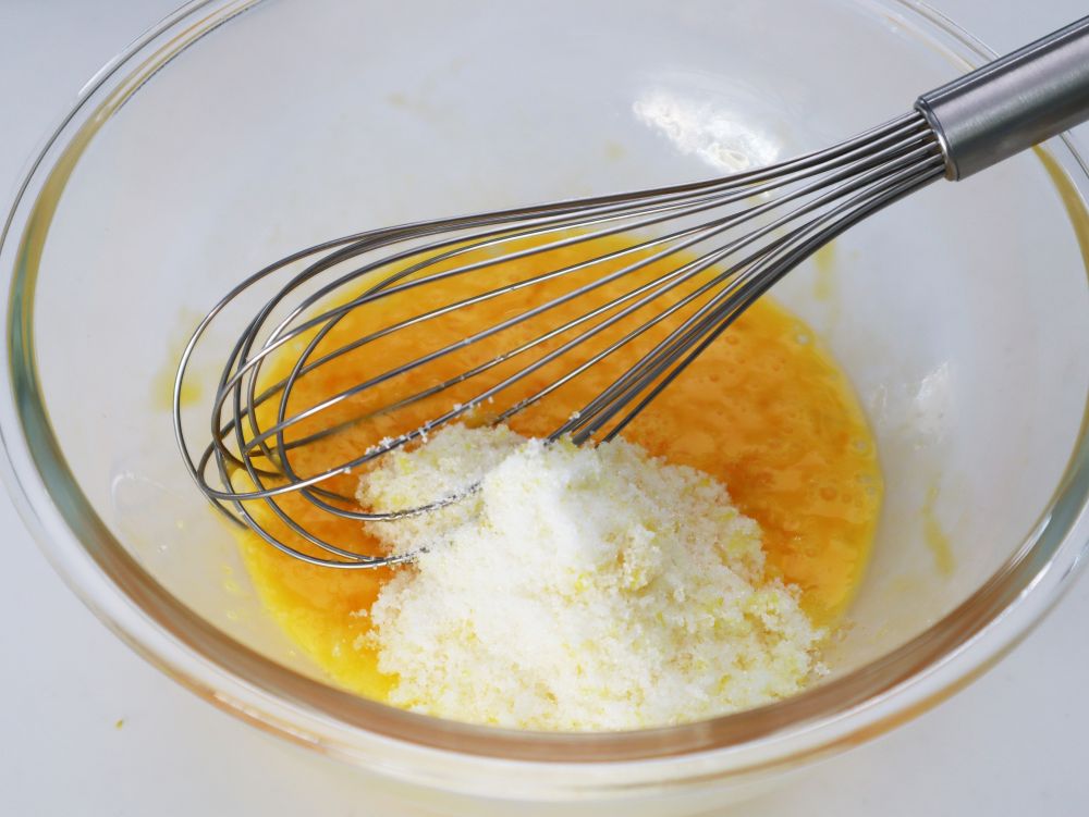 溶き卵にグラニュー糖を入れたところの写真
