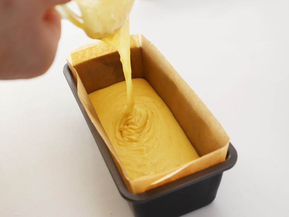 型に生地を流し込んでいる写真