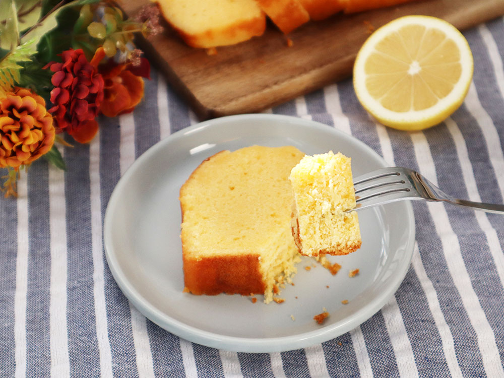 レモンのパウンドケーキをひとくち分フォークで持ち上げているところ。しっとりしていておいしい。