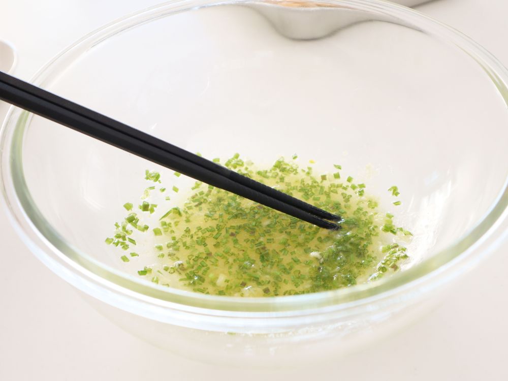 ボウルの中でセロリ、パクチーの茎、レモン汁などが混ざっている