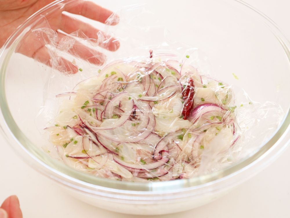 セビーチェの具材が入ったボウルにラップをしているところ