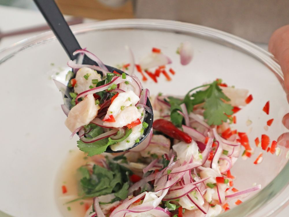 ボウルに入ったセビーチェをスプーンですくっているところ