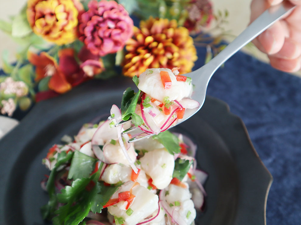 コーディネートされたセビーチェをフォークですくい上げているところ