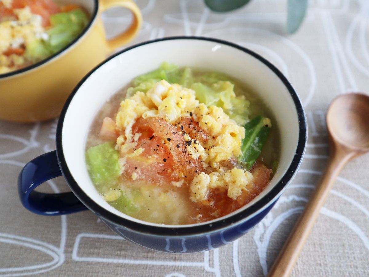 トマトとキャベツのふわふわ卵スープをお皿によそった写真