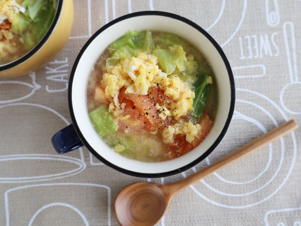 トマトとキャベツのふわふわ卵スープを真上から写した写真