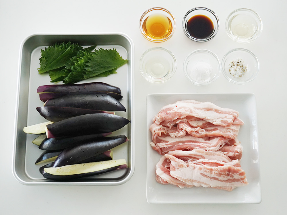 肉巻きなすの照り焼きの材料一覧写真で豚肉やなすなどが並べられている