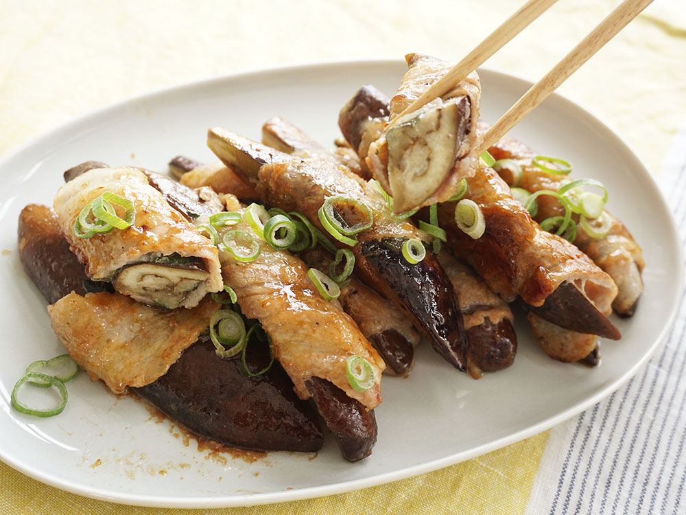 完成した肉巻きなすをカットして箸上げするシーン